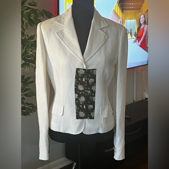 DOLCE & GABBANA White suit with floral details.
Jacket with button closure. - Picture 2 of 16